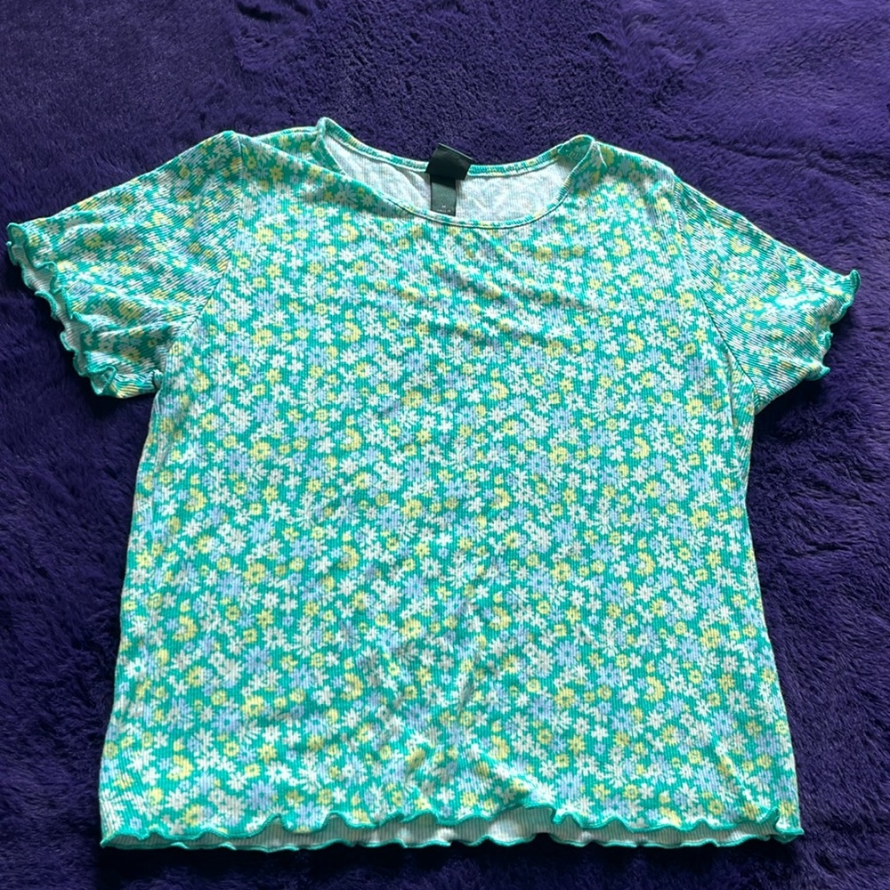 Pretty floral green top!🌼🪴☘️